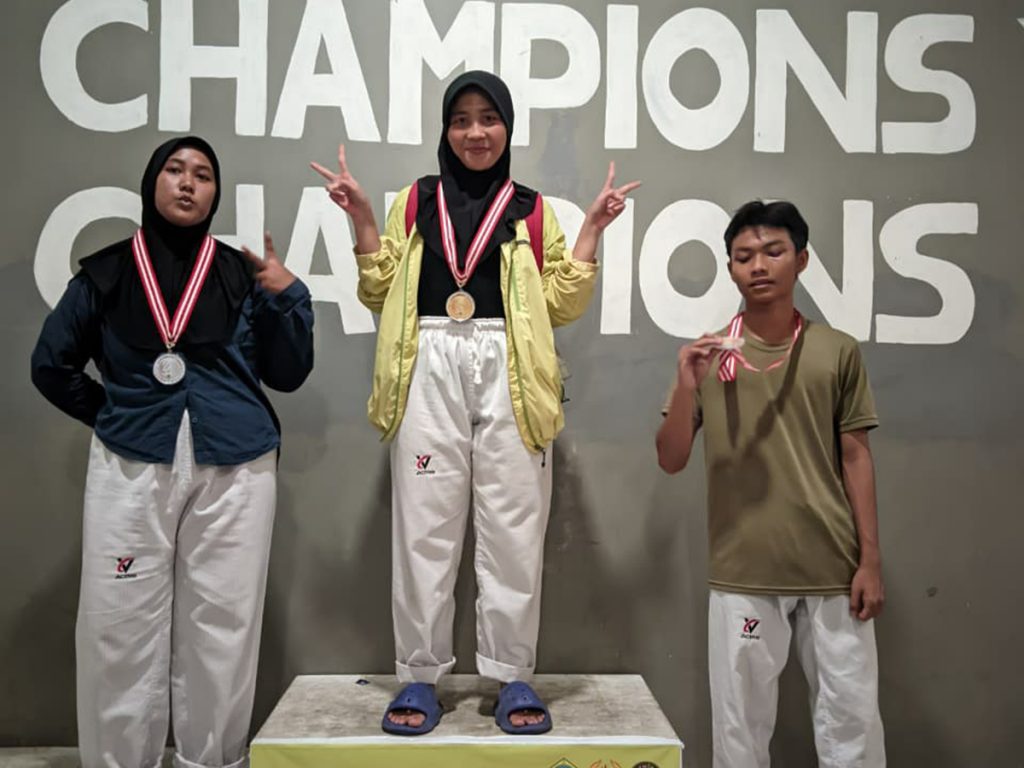 Dari Lapangan Latihan ke Panggung Kemenangan: Cerita Tiga Juara Taekwondo SMAN 1 Sidayu Dari Lapangan Latihan ke Panggung Kemenangan: Cerita Tiga Juara Taekwondo SMAN 1 Sidayu
